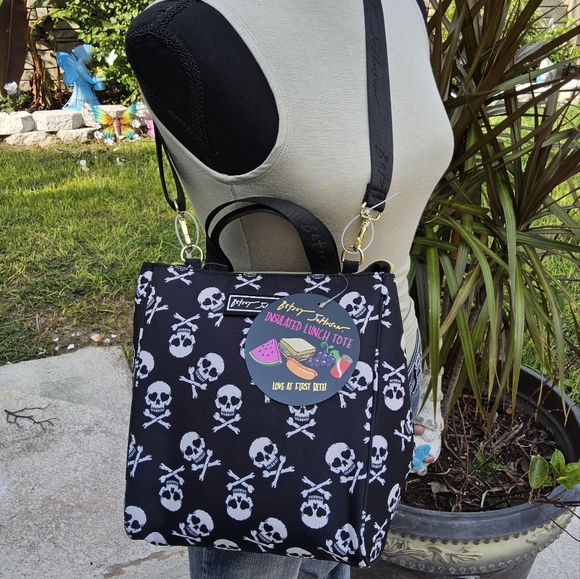 Betsey Johnson Handbags - NWT BLACK n WHITE BETSEY JOHNSON SKULL ZIP TOP INSULATED LUNCH TOTE